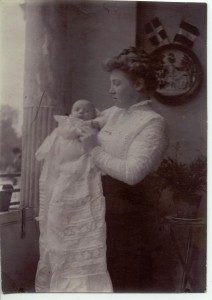 NC's mor med NC. Formentlig barnedåb 1909.