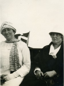 11b. Marie og Anna 1927